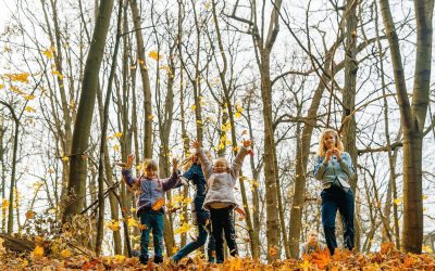 Draußen spielen im Herbst: Wie Sie die Aktivitäten Ihrer Kinder anpassen